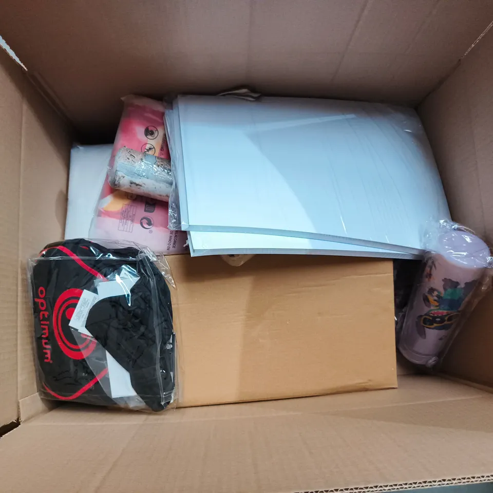 BOX OF APPROXIMATELY 15 ASSORTED HOUSEHOLD ITEMS TO INCLUDE WALLPAPER, DRINKING BOTTLE AND BED SHEETS