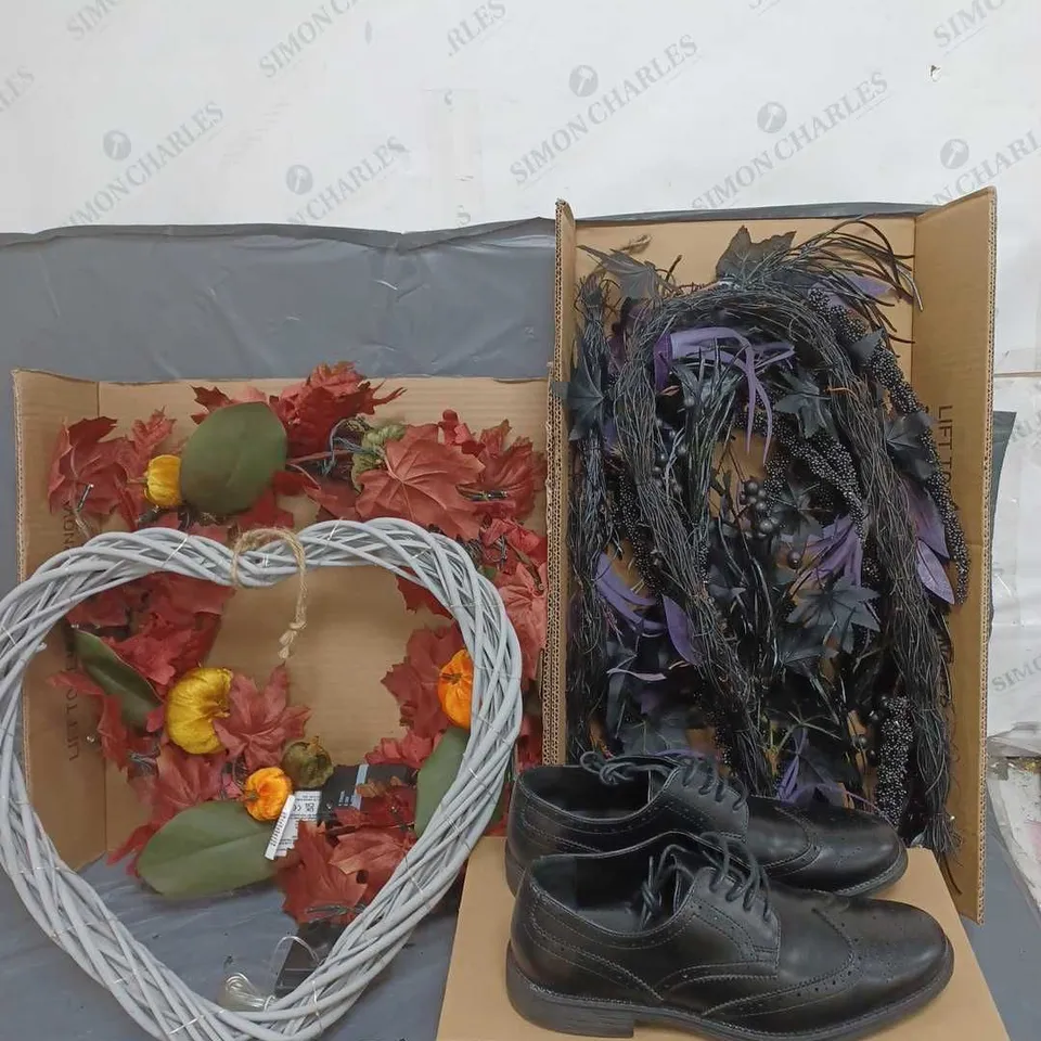 BOX OF APPROXIMATELY 5 ASSORTED HOUSEHOLD ITEMS TO INCLUDE - THISTLE GARLAND, PUMPKIN WREATH, SIZE 8 BROGUE STYLE SHOES ETC