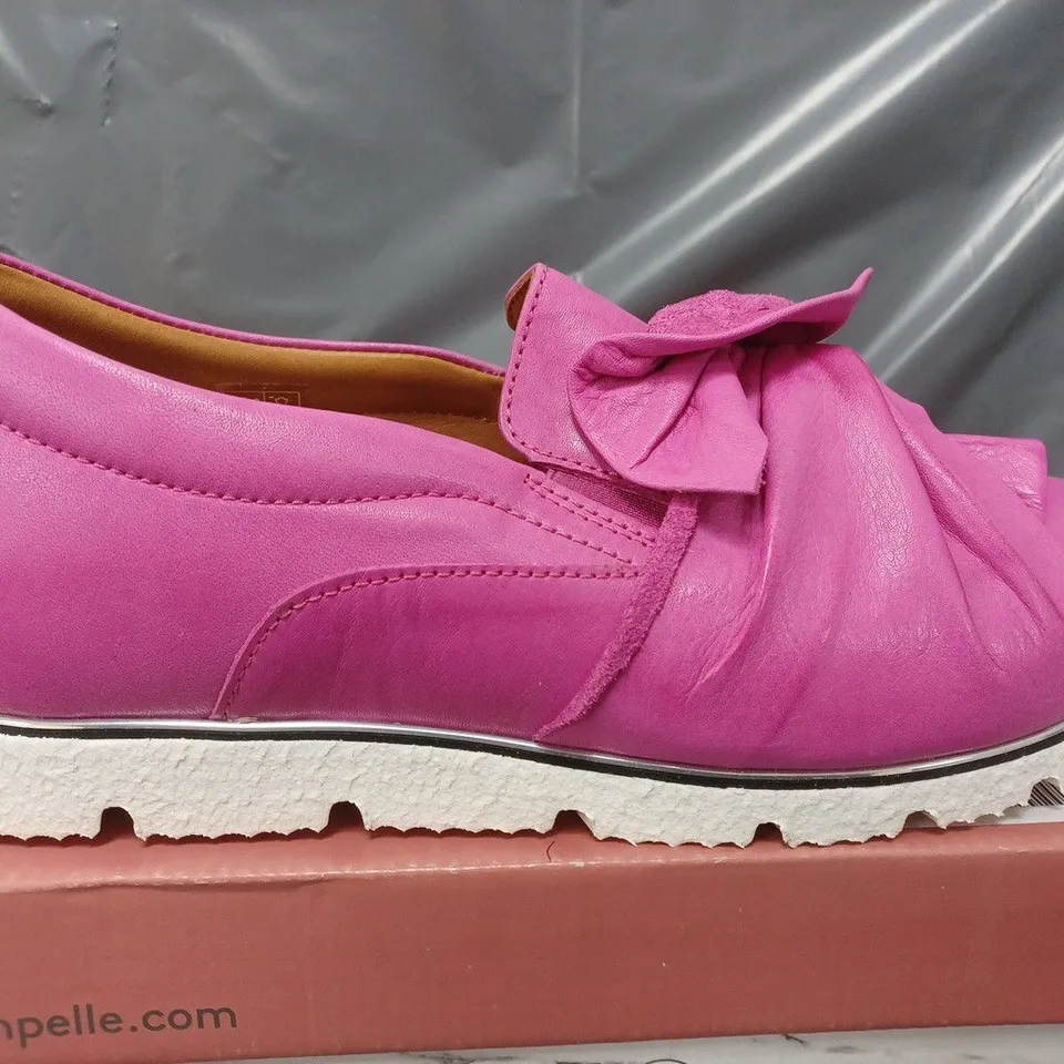 BOXED MODA IN PELLE ANETTE LEATHER BOW TWIST UPPER WITH FLEX SOLE TRAINERS IN FUSCHIA - SIZE 40