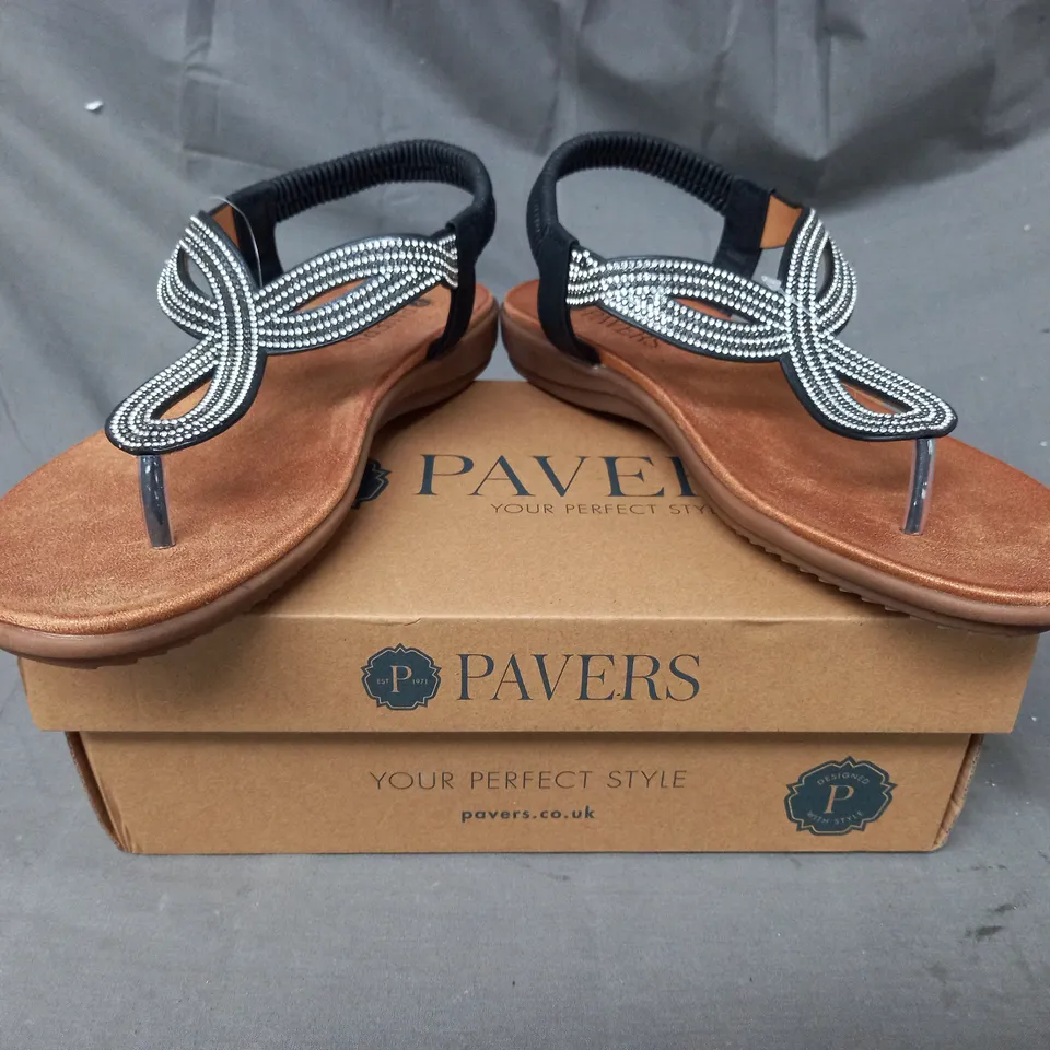 BOXED PAIR OF PAVERS TOE-POST SANDALS IN BLACK W. JEWEL EFFECT SIZE 7