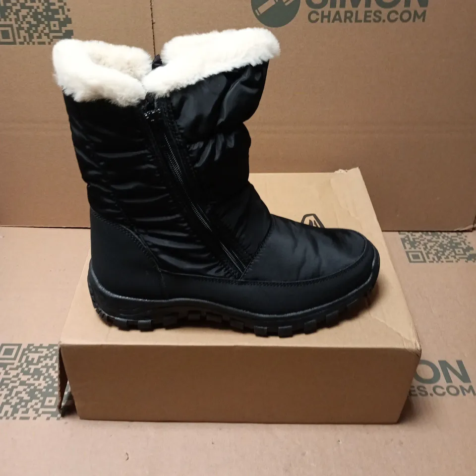 BOXED PAIR OF POLAR WOMENS MEMORY FOAM BOOTS IN BLACK - UK 8