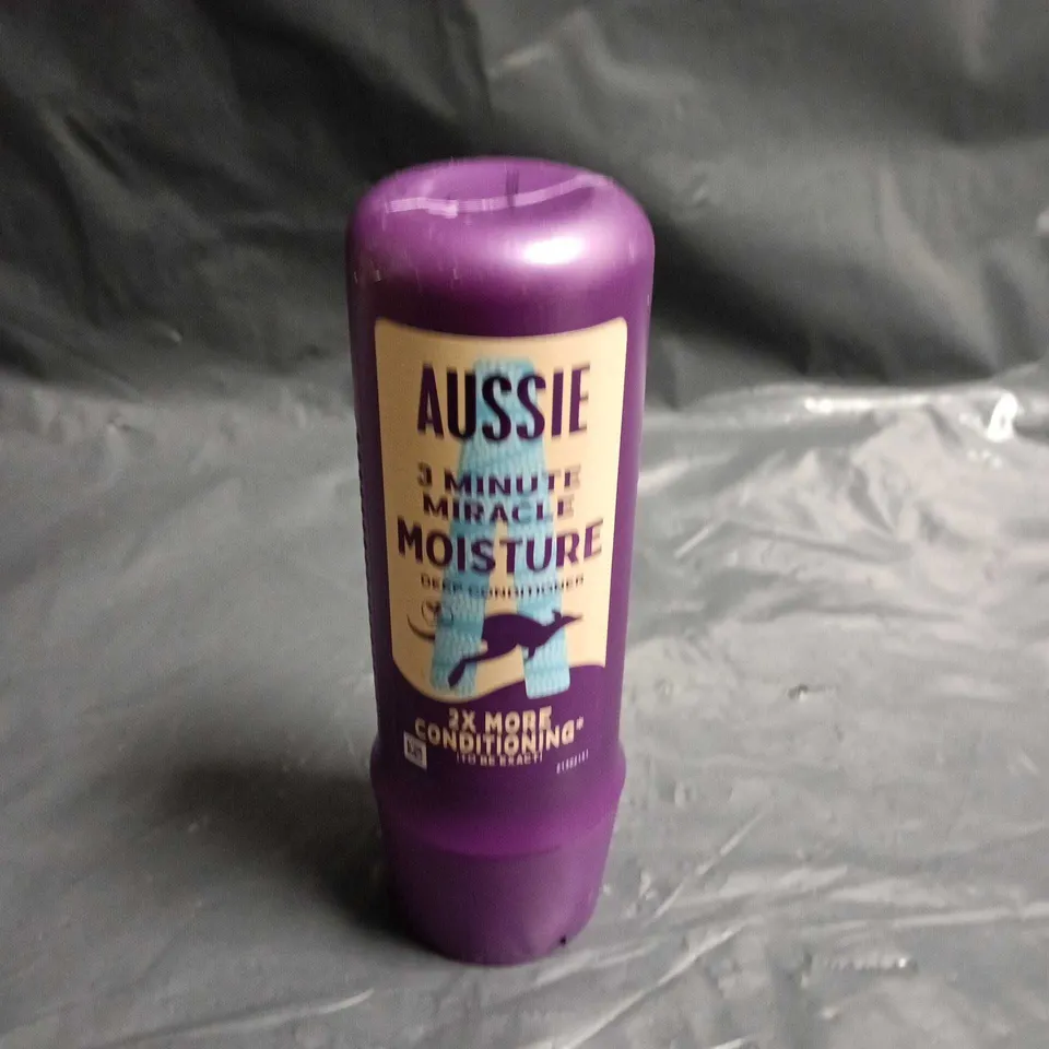 APPROXIMATELY 25 ASSORTED COSMETICS ITEMS TO INCLUDE NO SWEAT SPRAY, LISTERINE AND AUSSIE DEEP CONDITIONER 