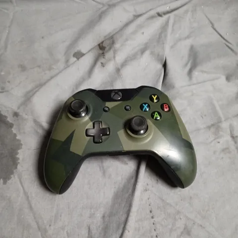 XBOX WIRELESS CONTROLLER – CAMOUFLAGE