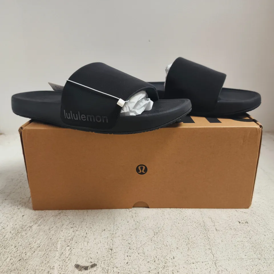 BOXED PAIR OF LULULEMON MEN'S RESTFEEL SLIDES IN BLACK SIZE UK 8.5