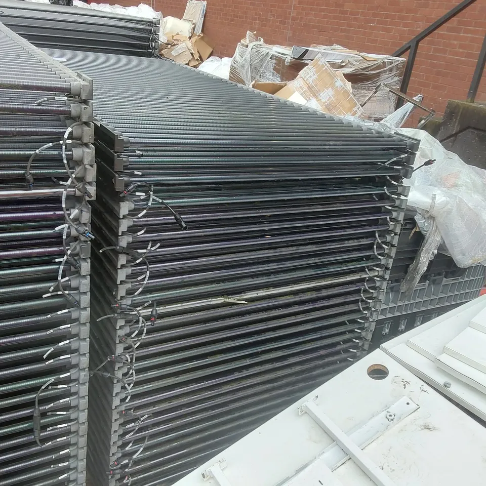 PALLET CONTAINING A VERY LARGE QUANTITY OF SOLAR PANELS