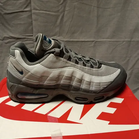 BOXED NIKE AIR MAX 95 OG TRAINERS - SMOKE GREY/GREEN ABYSS, MEN'S UK8 (US9)
