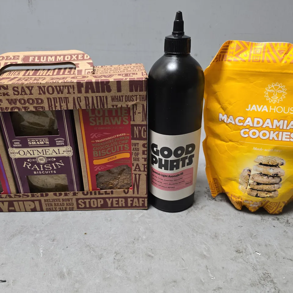 APPROXIMATELY 9 ASSORTED FOOD ITEMS TO INCLUDE - CADBURYS CHOCOLATE BAR , JAVAHOUSE COOKIES , OATMEAL RAISIN BISCUITS ETC