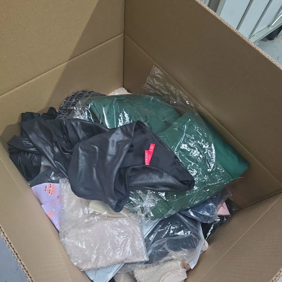 BOX OF APPROXIMATELY 28 ASSORTED CLOTHING ITEMS TO INCLUDE JEANS, BRAS ETC