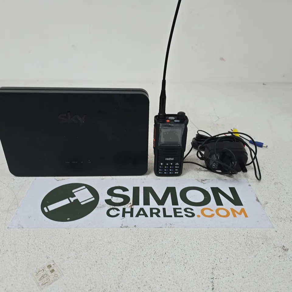 APPROXIMATELY 10 ASSORTED ELECTRICAL PRODUCTS TO INCLUDE PLUGS, WIFI HUBS AND A  WALKIE TALKIE