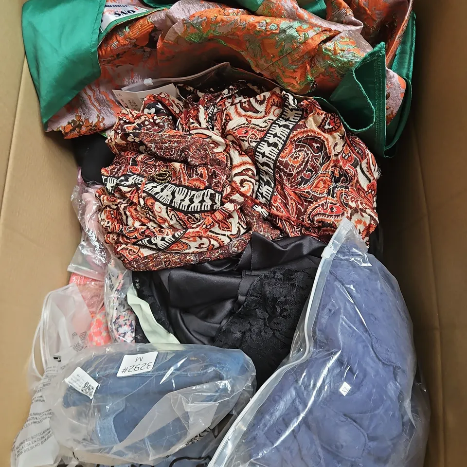 BOX OF APPROXIMATELY 20 ASSORTED CLOTHING ITEMS TO INCLUDE - TOPS - DRESSES - ROMPER - ETC