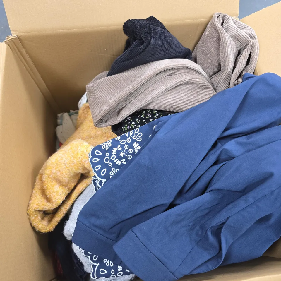 BOX OF APPROXIMATELY 25 ASSORTED CLOTHING ITEMS TO INCLUDE ONLY, WYNNE ETC