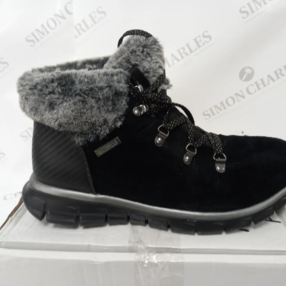 PAIR OF SKECHERS SYNERGY LACE BOOTS BLACK SIZE 5.5
