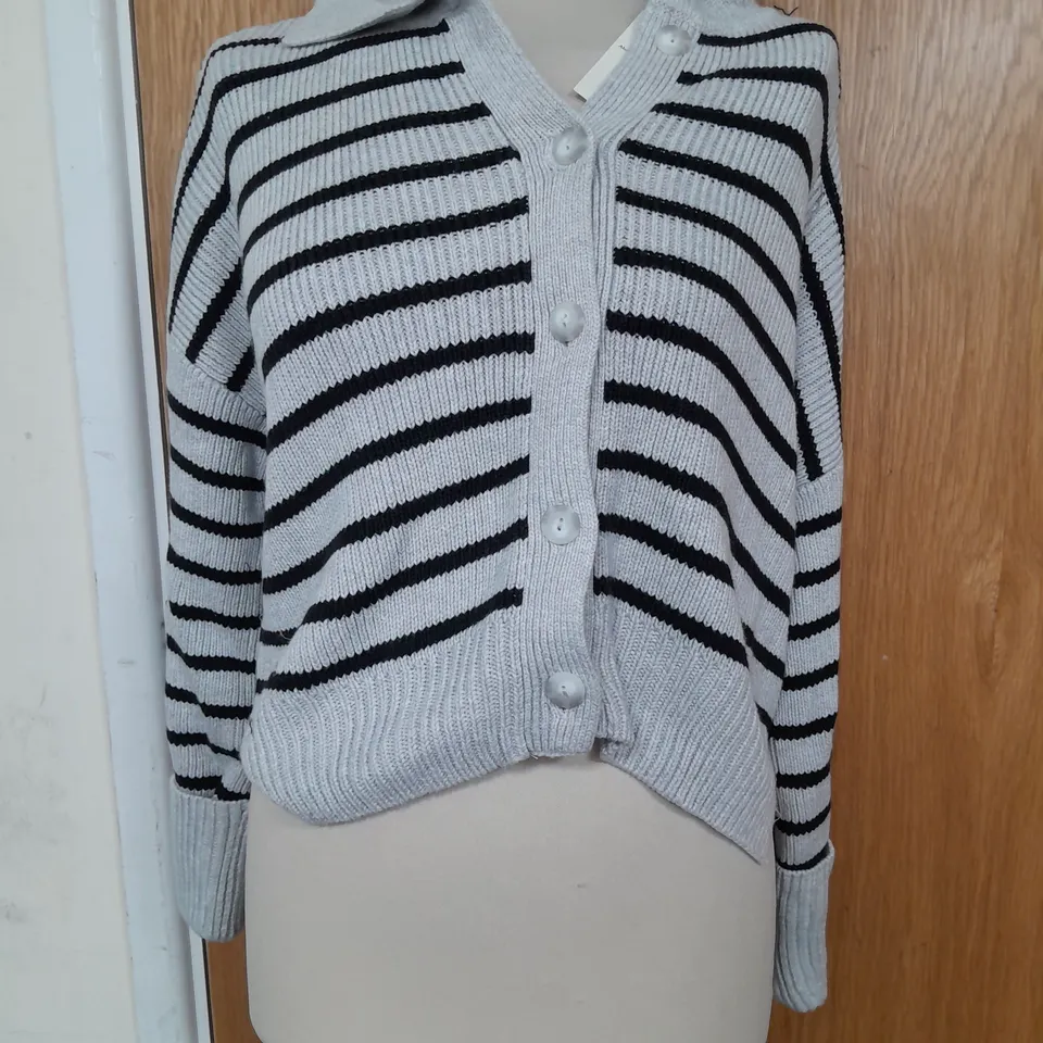 ABERCROMBIE & FITCH KNIT-EFFECT CROP SWEATER IN GREY/BLACK STRIPES - SMALL