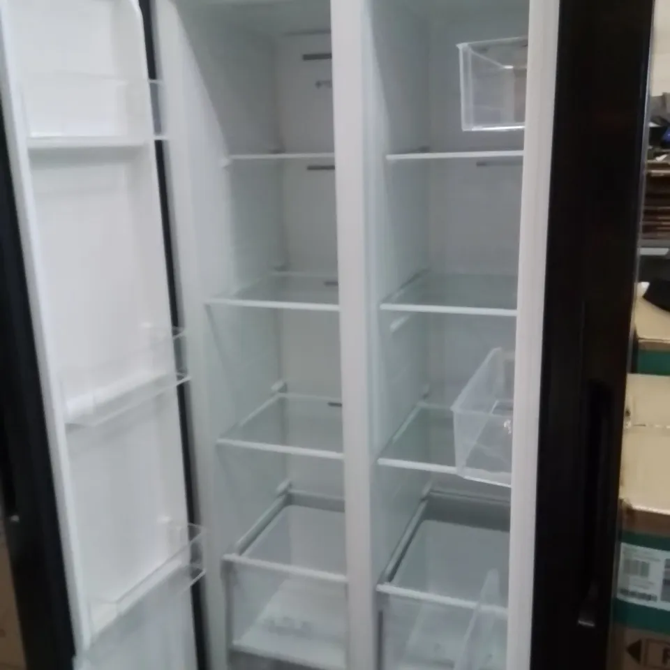 SWAN SR750100B 84CM WIDE, TOTAL NO FROST, AMERICAN-STYLE FREESTANDING FRIDGE FREEZER - BLACK