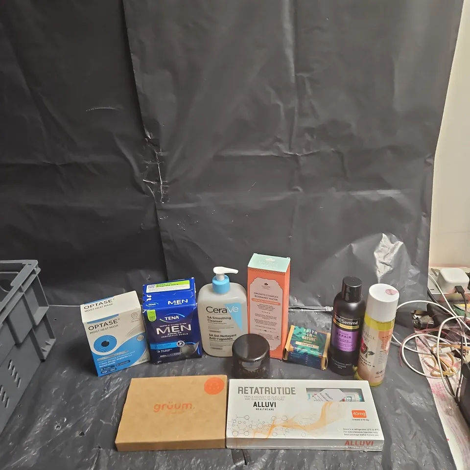 APPROXIMATELY 30 ITEMS OF HEALTH & BEAUTY ASSORTED LOT: SKINCARE, TOILETRIES & MEDICAL-STYLE ITEMS.
