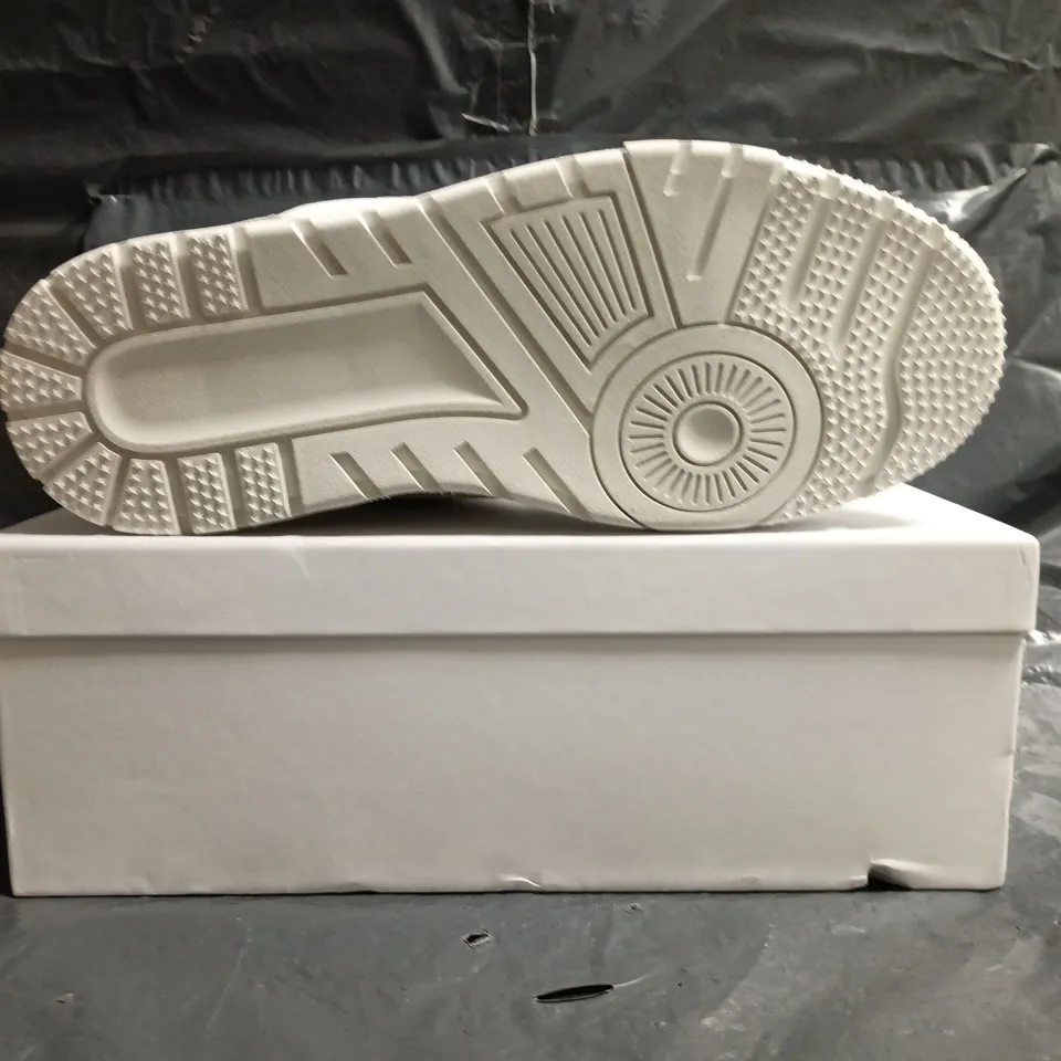 BOXED PAIR OF CONZURI SHOES IN WHITE SIZE UK 9