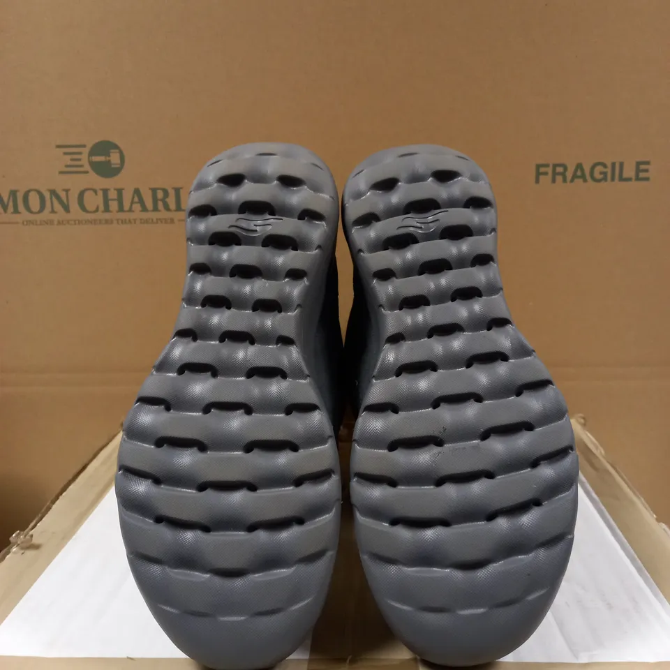 BOXED SKECHERS ON THE GO JOY PUFFER UPPER MID HEIGHT BOOT CHARCOAL SIZE 4.5