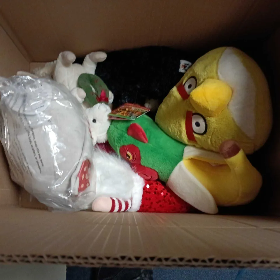 LOT OF 12 ASSORTED PLUSHIES TO INCLUDE ANGRY BIRDS AND BLUEY