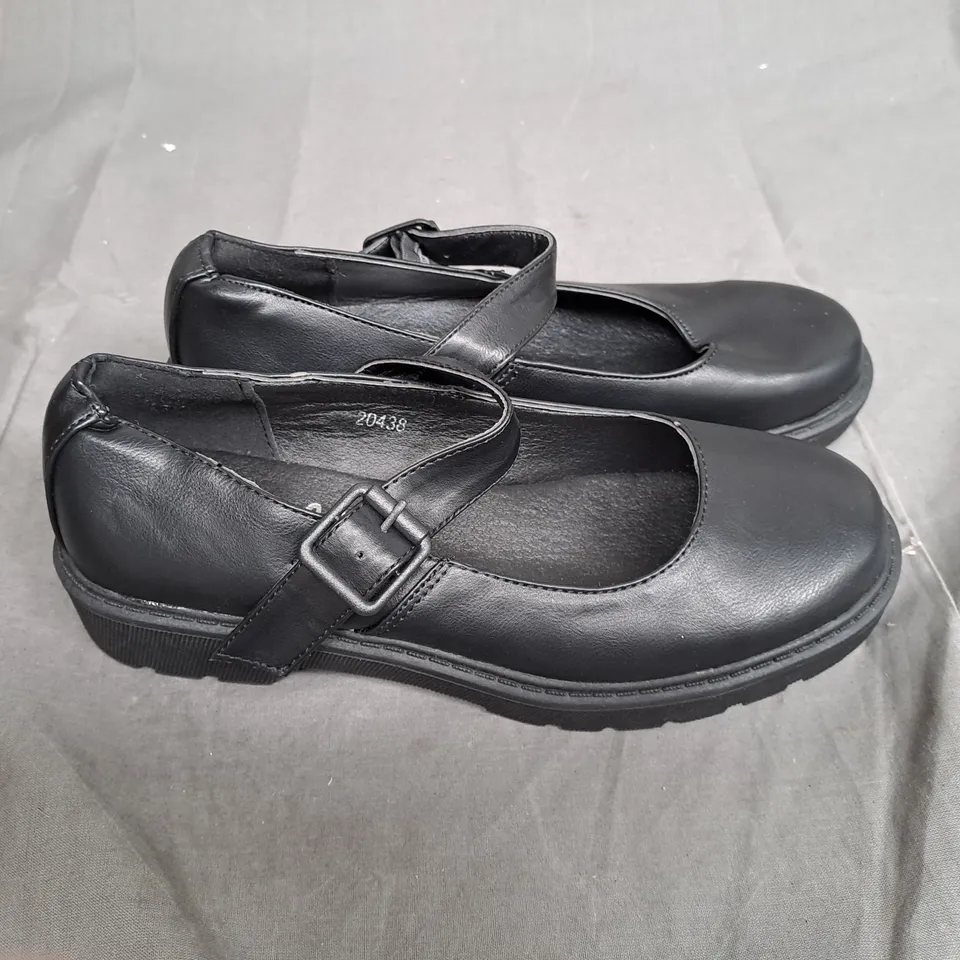 BOX OF APPROXIMATLY 10 BLACK LILLEY SHOE IN VARIOUS SIZES 