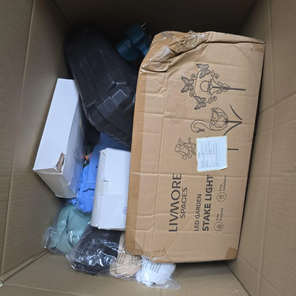 APPROXIMATELY 10 ASSORTED ITEMS TO INCLUDE GARDEN STAKE LIGHT, BRAS, POWERBANK, ETC