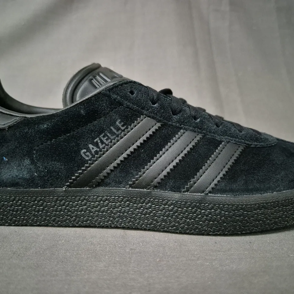 BOXED PAIR OF ADIDAS GAZELLE SHOES IN BLACK UK SIZE 6