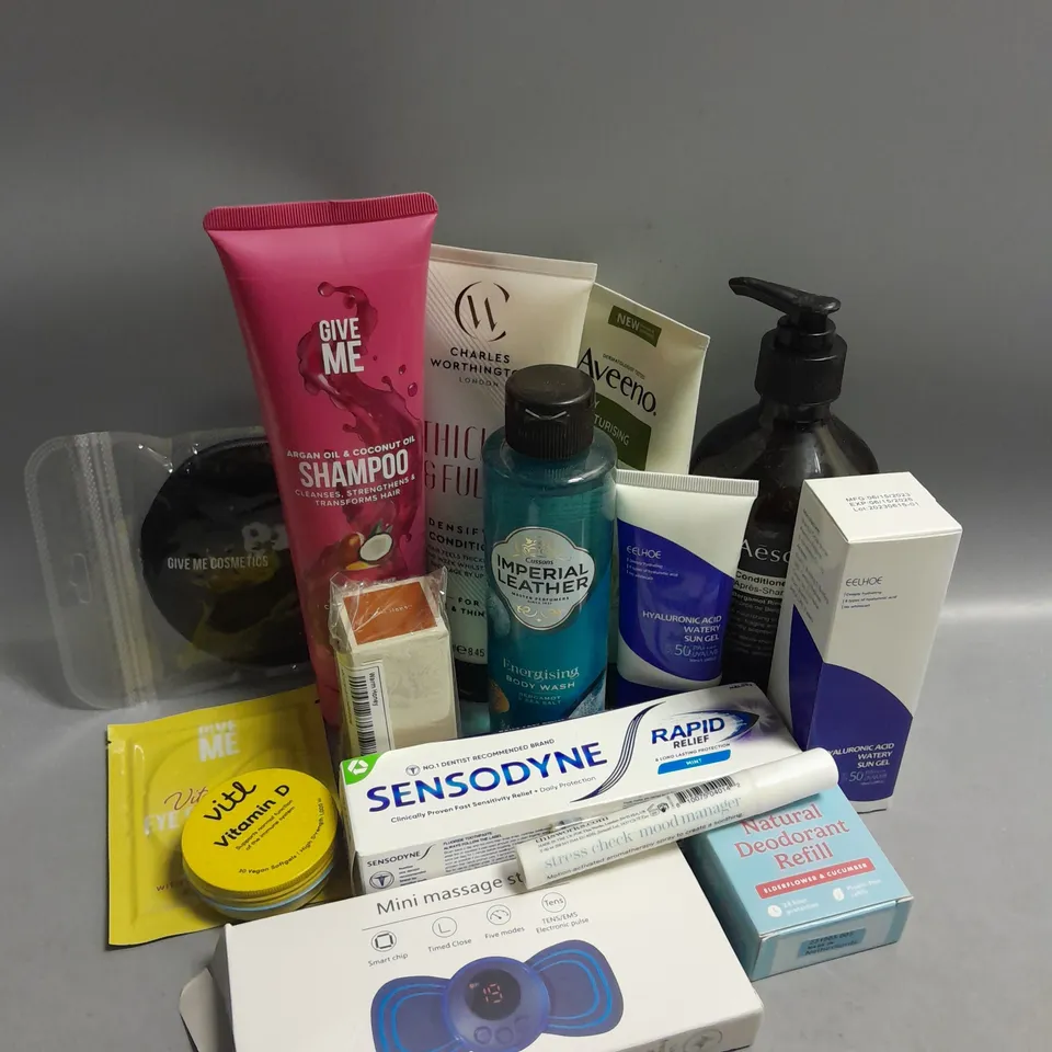 BOX OF APPROXIMATELY 15 COSMETIC ITEMS TO INCLUDE - AESOP CONDITIONER - GIVE ME SHAMPOO - CHARLES WORTHINGTON CONDITIONER ETC 