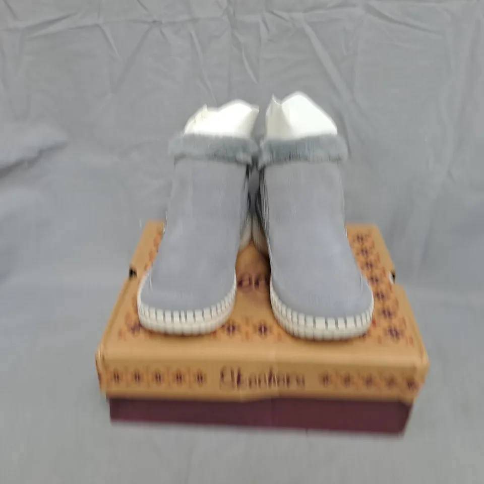 SKECHERS WOMEN'S GREY FUR-TRIM ANKLE BOOTS (UK 3) – BOXED