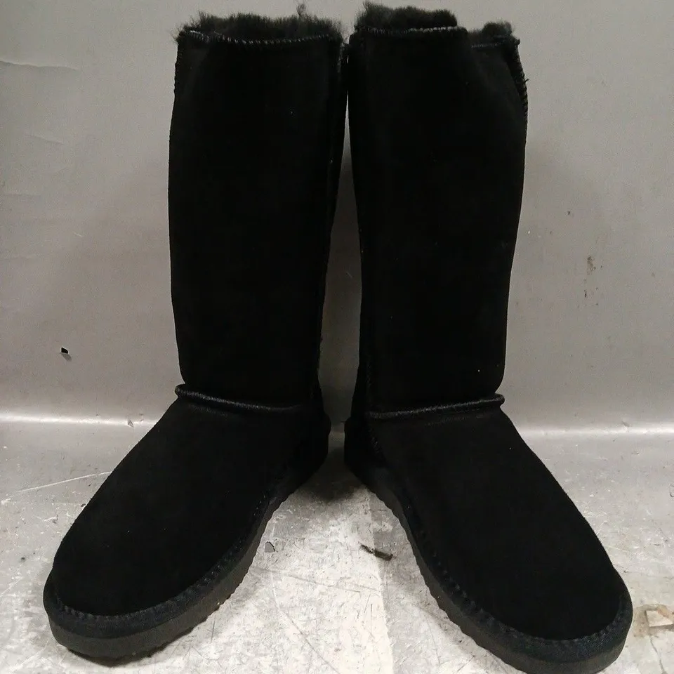 BOXED PAIR OF SNOW KNEE-HIGH BOOTS IN BLACK SIZE UK 6