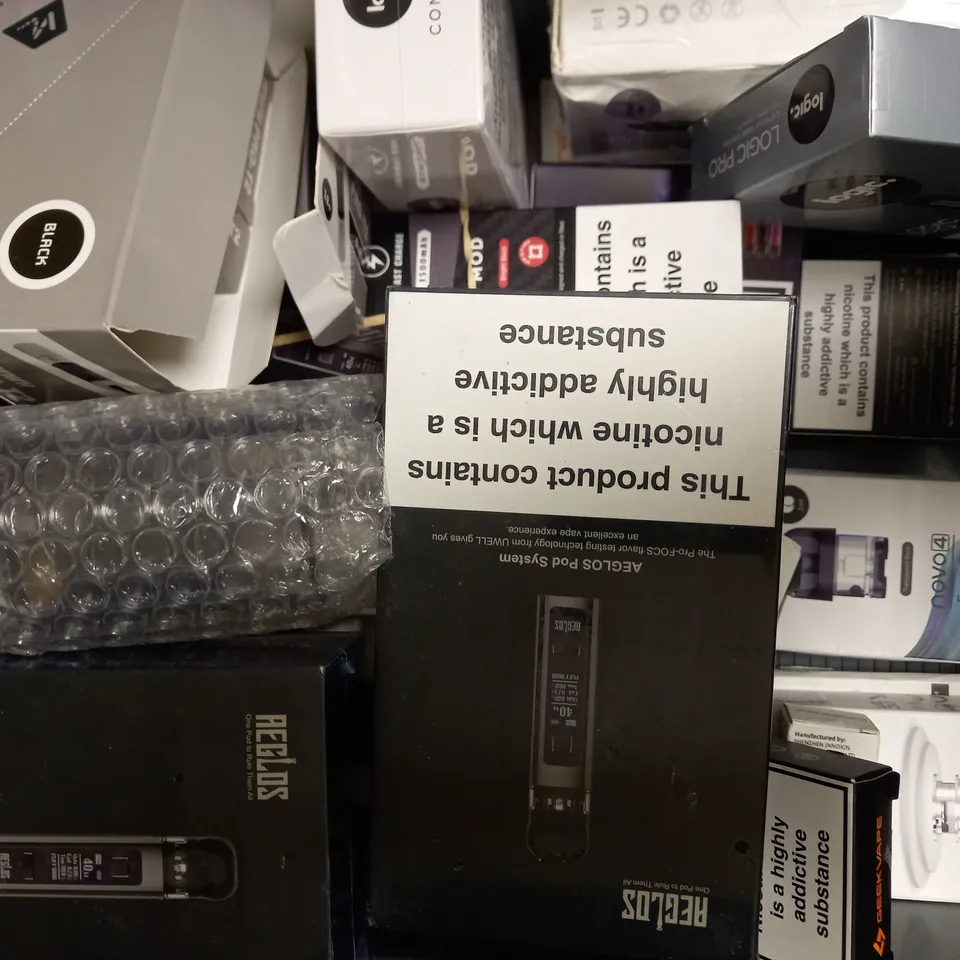 LOT OF APPROXIMATELY 20 VAPING PRODUCTS AND ACCESSORIES 