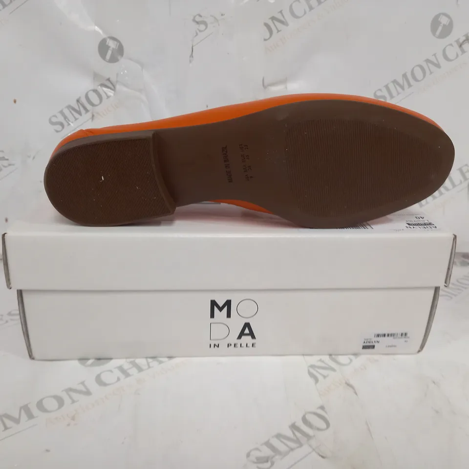 BOXED PAIR OF MODA IN PELLE ADELYN ORANGE LEATHER UNLINED FLAT LOAFER IN SIZE 40