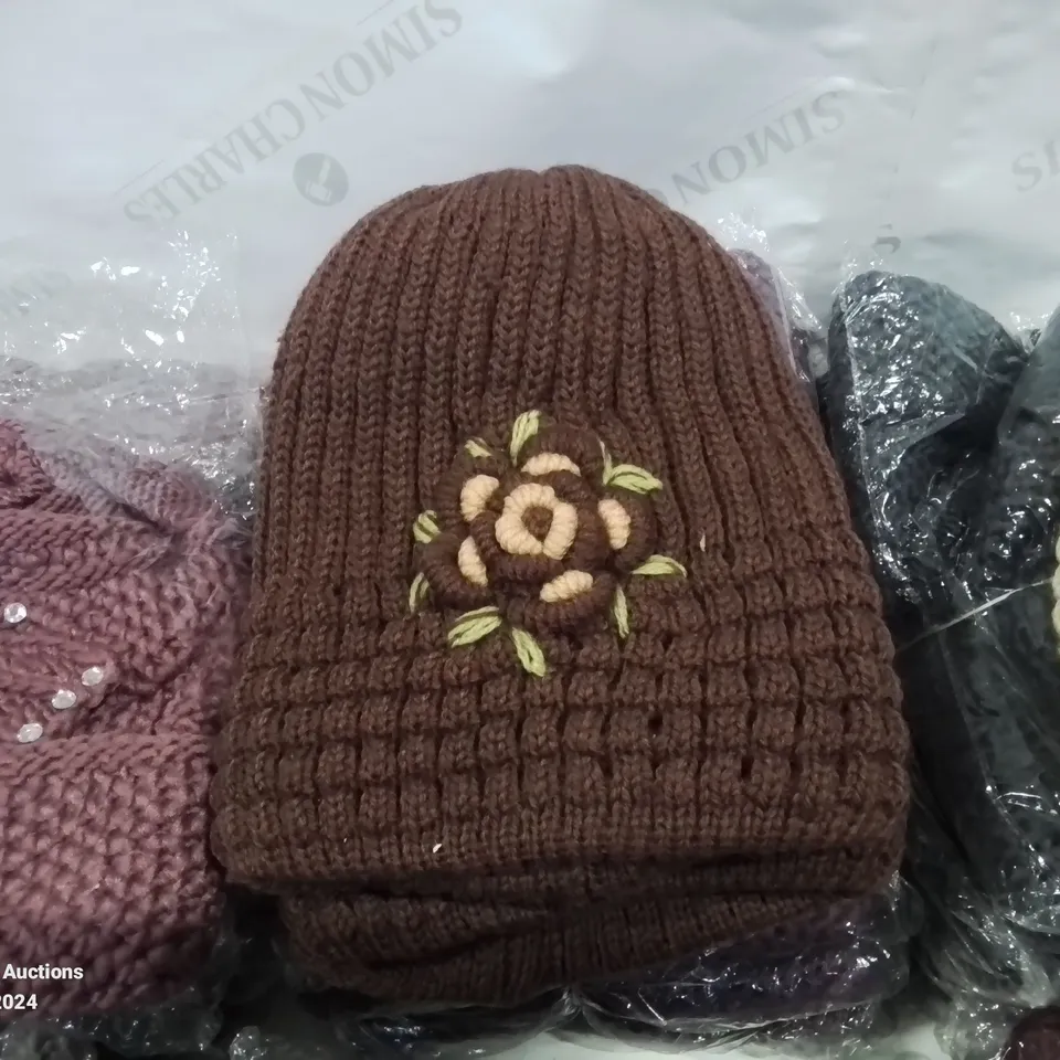 LOT CONTAINING LARGE AMOUNT OF BAGGED WOOLEN HATS IN VARIOUS COLOURS AND DESIGNS 