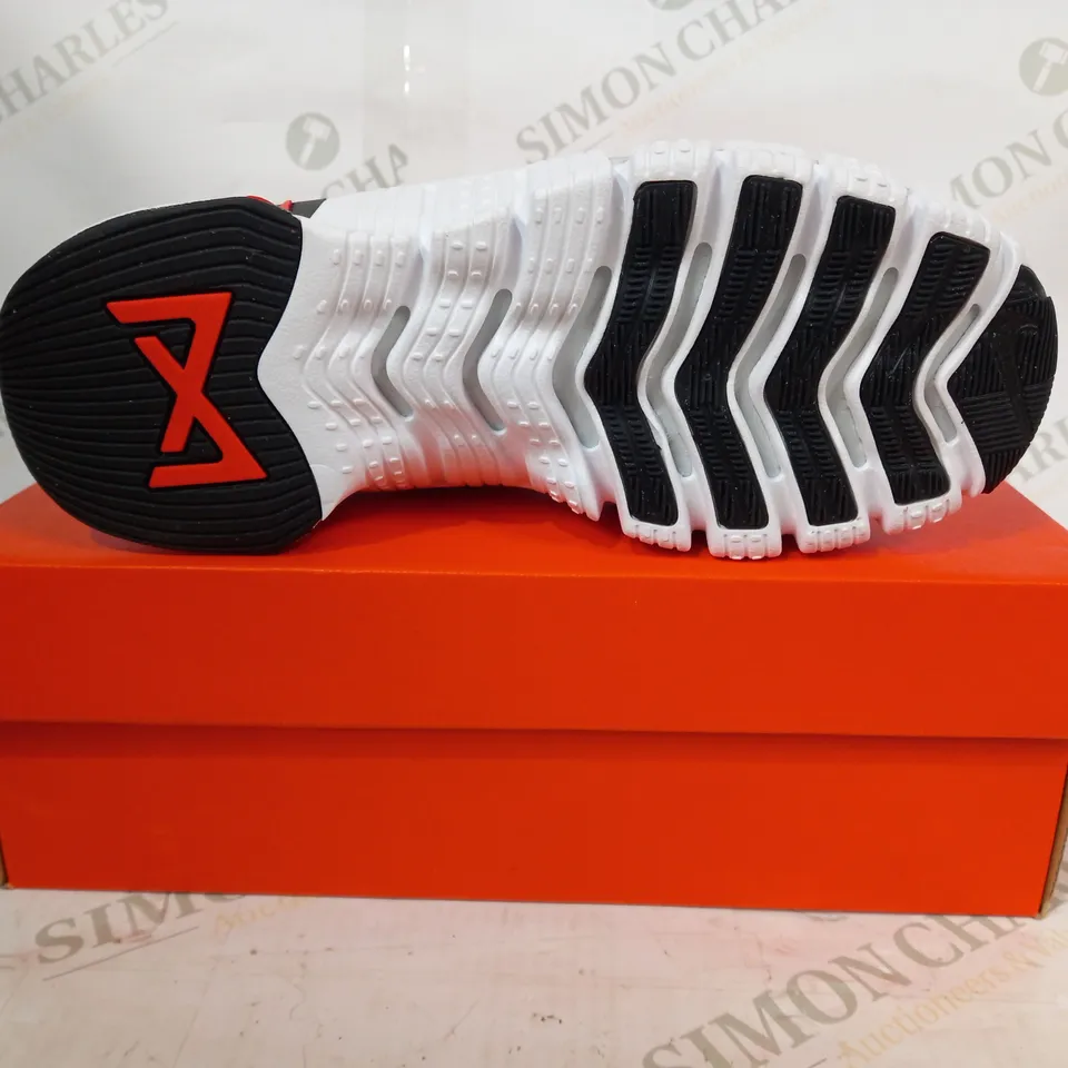BOXED PAIR OF NIKE FREE METCON 5 SHOES IN GREY UK SIZE 3.5