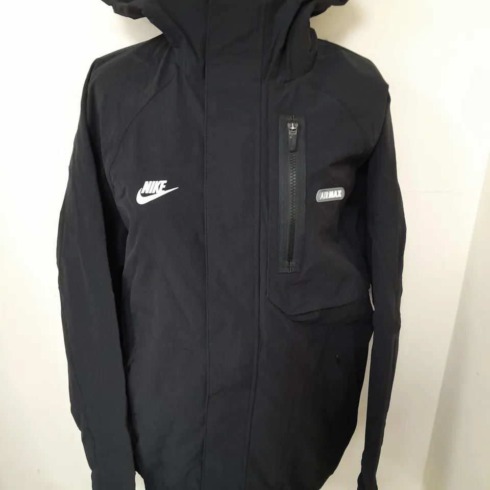 NIKE MAX WOVEN JACKET IN BLACK - S