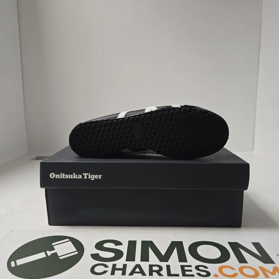 BOXED PAIR OF ONITSUKA TIGER MEXICO 66 SHOES SIZE UK 5