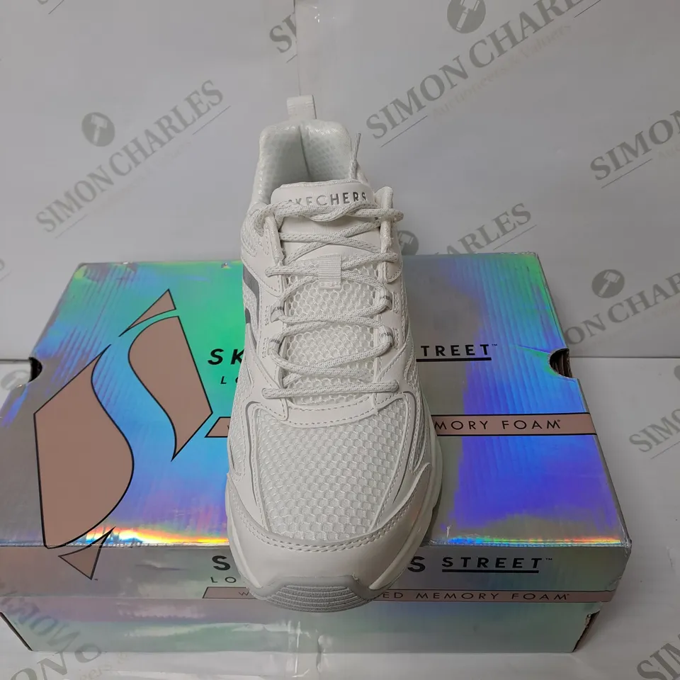 BOXED PAIR OF SKETCHERS LOS ANGELES STREET TRAINERS // SIZE: 6 UK