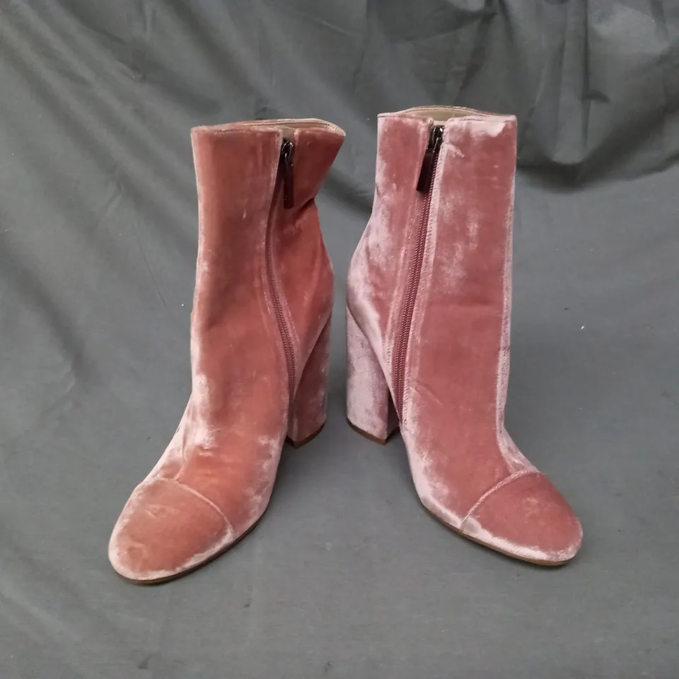 BOXED PAIR OF KENDALL + KYLIE KADEN VELVET ANKLE BOOTS IN PALE PINK SIZE 8M