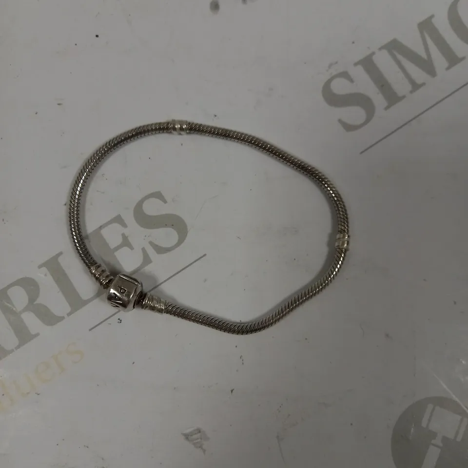 SILVER EFFECT CLASP CHARM BRACELET 