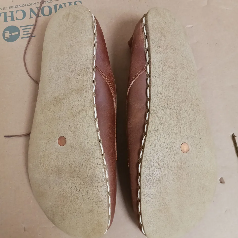 PAIR OF NEFES HANDMADE LEATHER SHOES - M 12.5