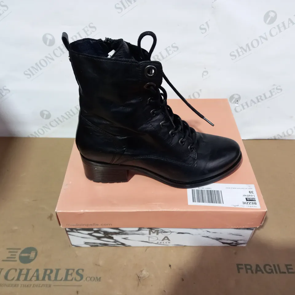 BOXED PAIR OF MODA IN PELLE BOOTS - SIZE 39