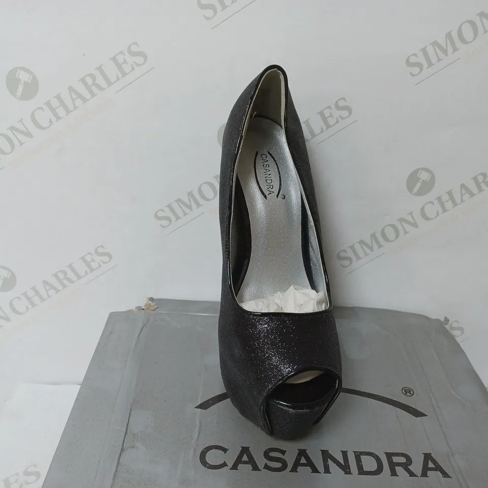 BOXED PAIR OF CASANDRA OPEN TOE HEELED PLATFORM SHOES IN BLACK GLITTER SIZE 4