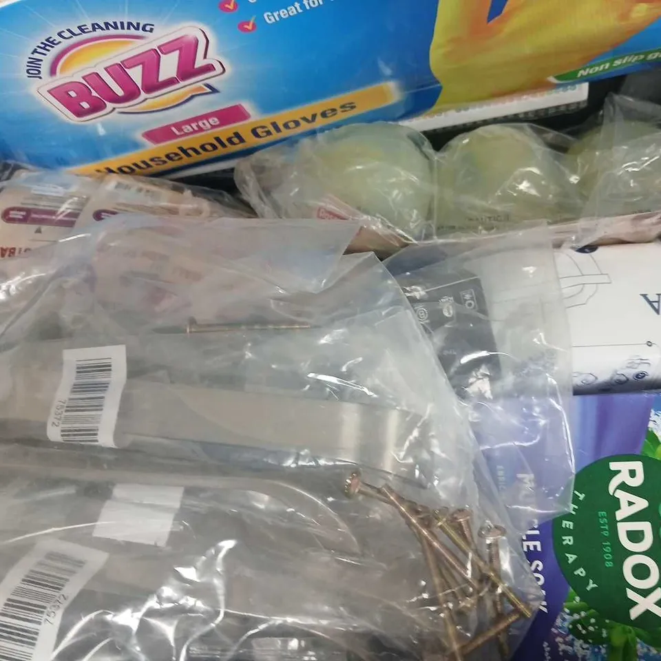 APPROXIMATELY 15 ASSORTED HOUSEHOLD ITEMS TO INCLUDE RADOX MUSCLE SOAK, EP FLOAT VALVE, HOUSEHOLD GLOVES , ETC
