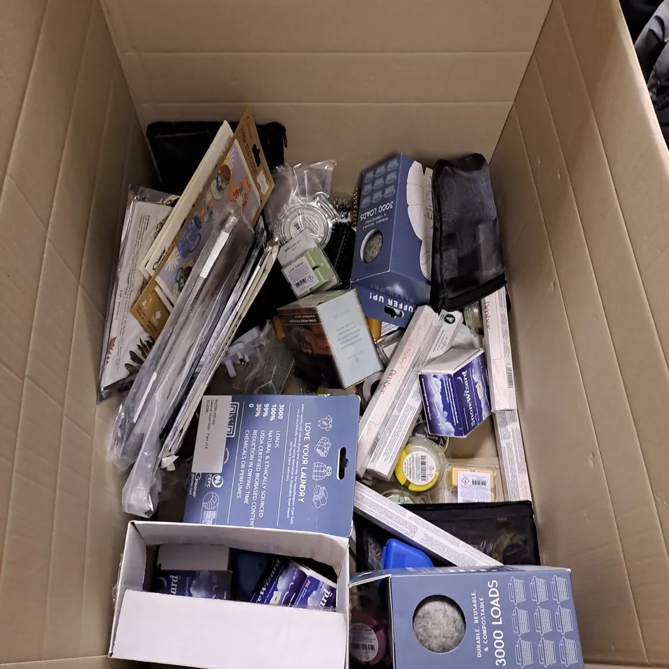 BOX OF ASSORTED ITEMS TO INCLUDE DREYER DOTS, BRUSHES, FACE MASKS, WAX MELTS ETC