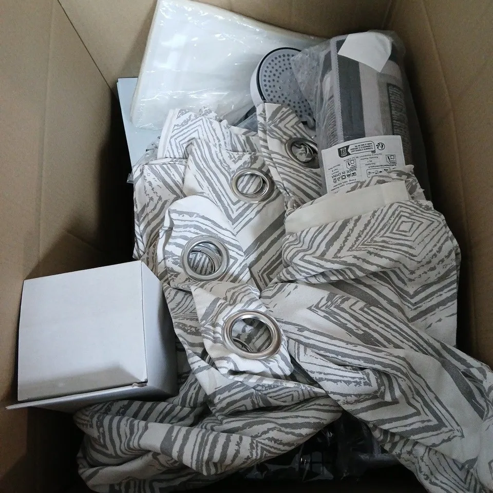 BOX OF APPROXIMATLEY 18 ASSORTED HOUSEHOLD ITEMS TO INCLUDE ZARA CUSHION COVER, COMEDY MAKE UP BAG, WRAPPING PAPER, WATER BOTTLE ETC