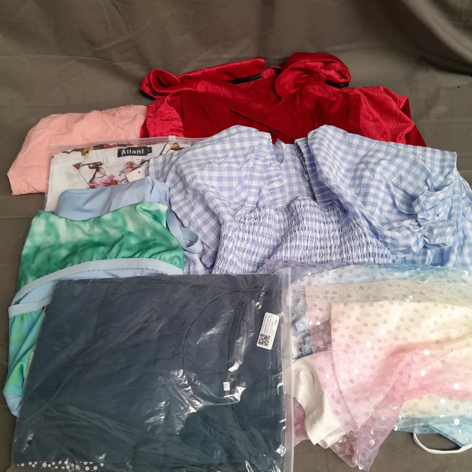 BOX OF APPROXIMATELY 25 ASSORTED CLOTHING ITEMS TO INCLUDE DRESSES, SHIRT, SHORTS ETC