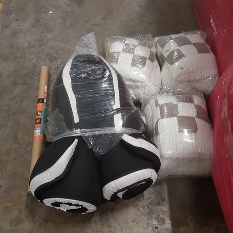 PALLET OF ASSORTED ITEMS INCLUDING: BLANKETS/BEDDING, MATTRESS TOPPER, AQUARIUM LAMP ECT