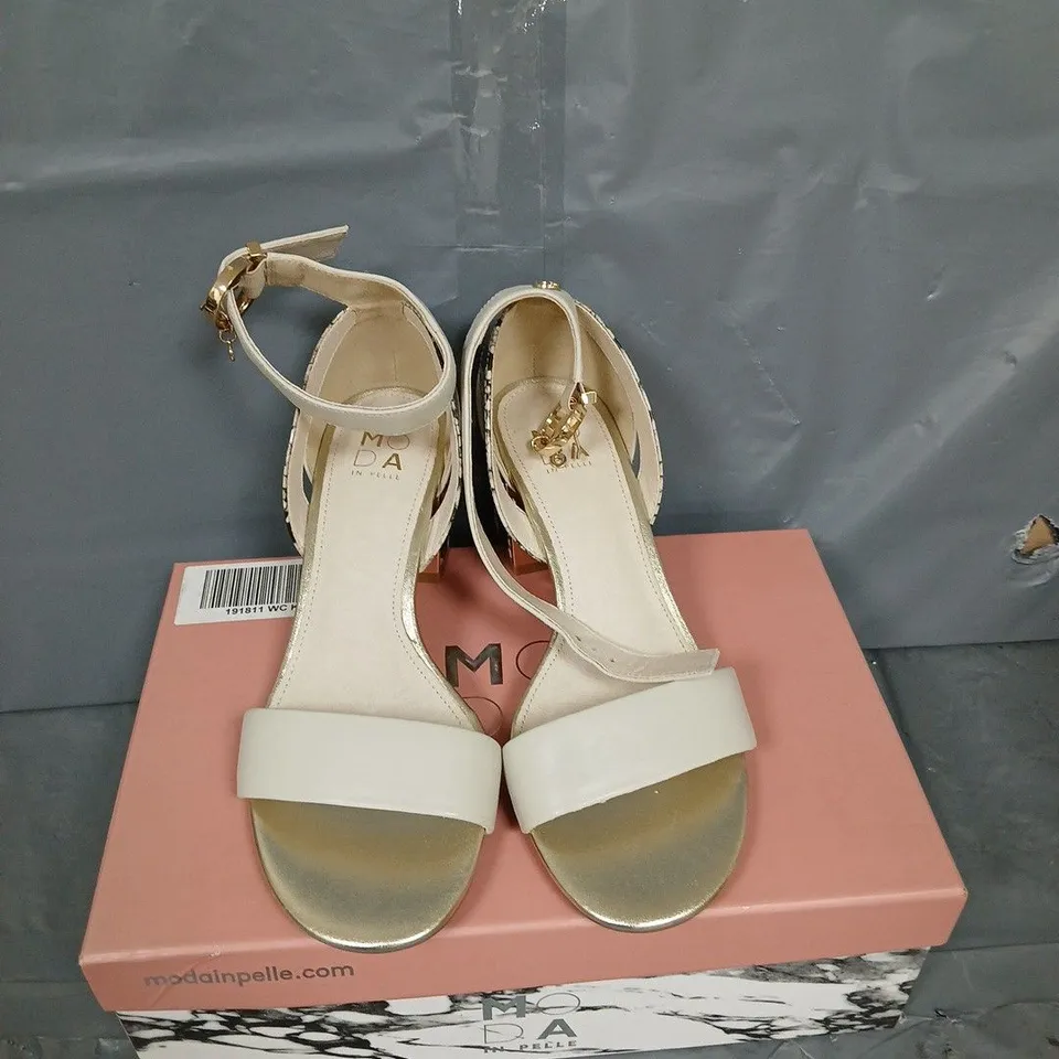 BOXED PAIR OF MODA IN PELLE OREENA BLOCK HEEL SANDALS - UK SIZE 39