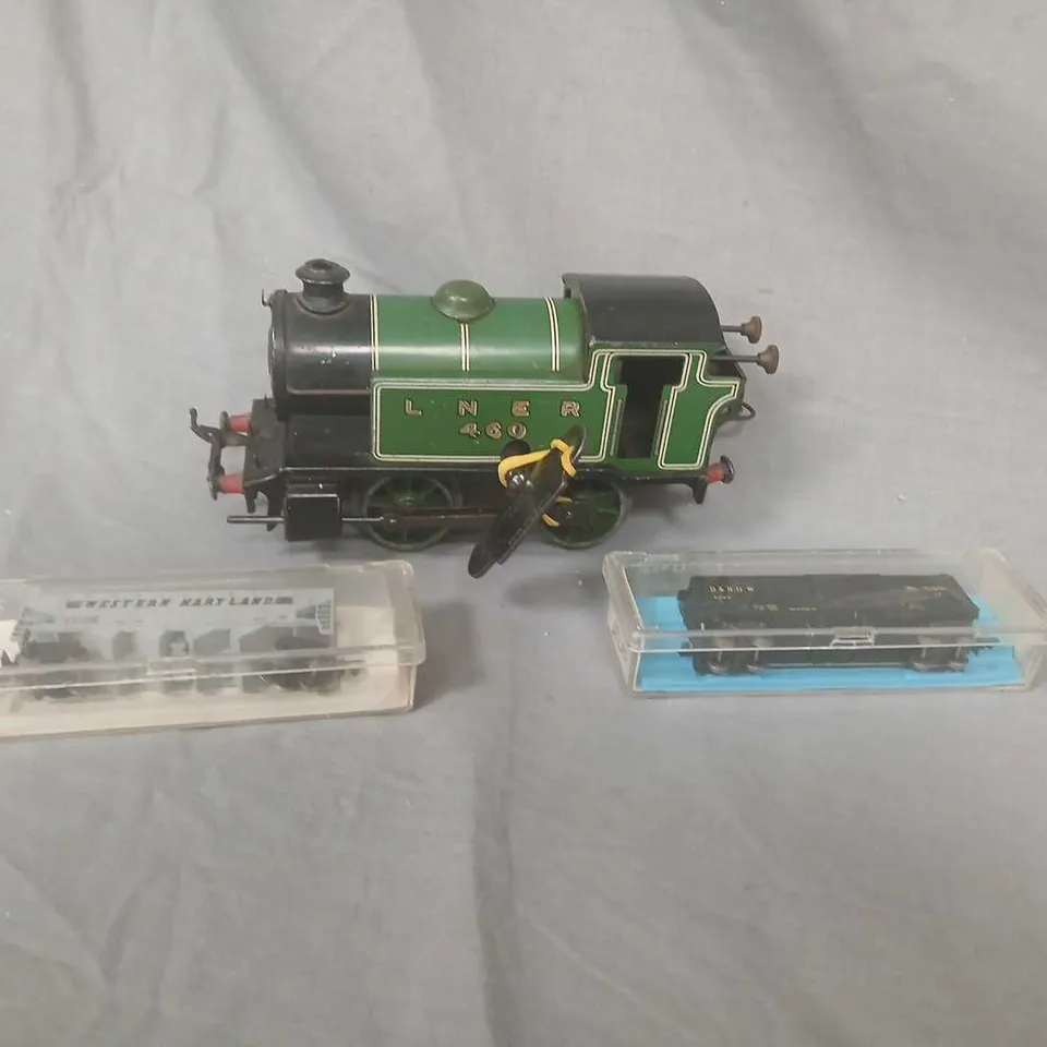 LNER 460 STEAM LOCOMOTIVE WITH ATLAS BOXED FREIGHT CARS