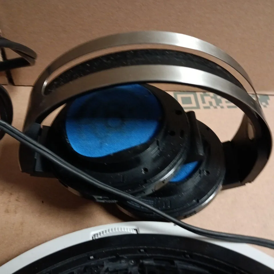 LOT OF ASSORTED GAMING ACCESSORIES TO INCLUDE SONY PLAYSTATION VR HEADSET, MOVE CONTROLLERS AND WIRELESS CONTROLLER