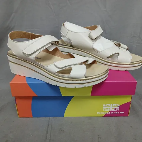 BOXED PAIR OF ADESSO OPEN TOE SANDALS IN OFF WHITE SIZE UK 7