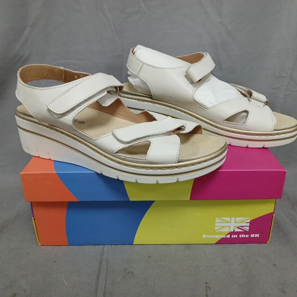 BOXED PAIR OF ADESSO OPEN TOE SANDALS IN OFF WHITE SIZE UK 7